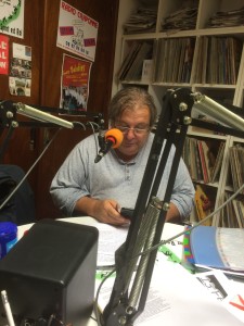 claude lett dans les studios de radio craponne