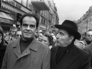 Photo prise le 06 décembre 1973 à Paris, lors d'une manifestation contre l'augmentation du coût de la vie, de François Mitterrand (D) et de l'ancien secrétaire général du Parti communiste français (PCF), Georges Marchais (G). Georges Marchais est décédé, le 16 novembre à l'hôpital parisien de Lariboisière où il était hospitalisé depuis une semaine pour des problèmes cardiaques dont il souffrait depuis une vingtaine d'années.File photo taken 06 December 1973 during a demonstration in Paris shows Georges Marchais (Ctr L), former head of the French Communist Party, with former French president Francois Mitterrand, then an official in the Socialist Party. Marchais died 16 November in a Paris hospital after he was treated for cardiac problems. He was 77. Eds note: Photo available only in black and white. / AFP PHOTO / -