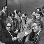 Les dirigeants du Parti Socialiste (PS) - de G à D -Jean-Pierre Chevenement, Pierre Guidoni, Georges Sarre, Jean Poperen, Laurent Fabius, et Lionel Jospin discutent  le 22 avril 1979 à Paris avec le premier secrétaire du PS François MItterrand (C) lors de la Convention Nationale du PS, tenue pour préparer la constitution de la liste du parti pour les élections européennes.   / AFP PHOTO / MARCEL BINH