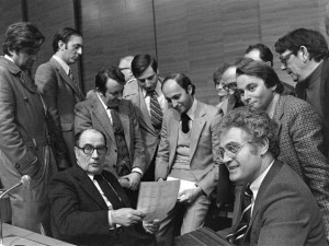 Les dirigeants du Parti Socialiste (PS) - de G à D -Jean-Pierre Chevenement, Pierre Guidoni, Georges Sarre, Jean Poperen, Laurent Fabius, et Lionel Jospin discutent  le 22 avril 1979 à Paris avec le premier secrétaire du PS François MItterrand (C) lors de la Convention Nationale du PS, tenue pour préparer la constitution de la liste du parti pour les élections européennes.   / AFP PHOTO / MARCEL BINH