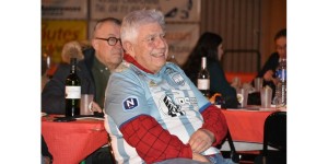 jean-pierre-langenieux-et-son-maillot-offert-par-le-puy-foot-43-dont-il-commente-les-rencontres-en-direct-du-stade-massot-photo-progres-jean-claude-faure-1672303165