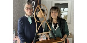 annick-fleury-(a-gauche)-et-claudine-tierno-presentent-le-nouveau-trophee-du-tournoi-photo-anne-victor-1738696967