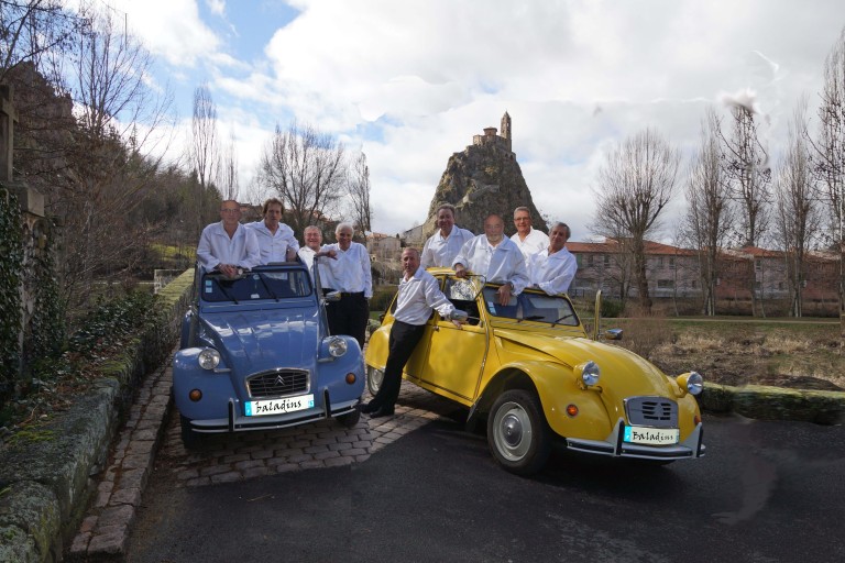 Photo des Baladins en 2 CV