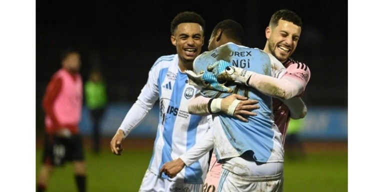 matis-carvalho-prend-dans-ses-bras-plamedi-nsingi-grand-artisan-du-succes-ponot-photo-clara-serrano-1765576043