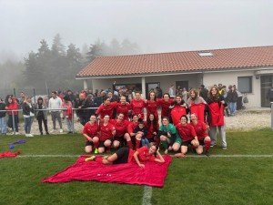 les-coequipieres-d-eva-lillo-lui-ont-deploye-le-tapis-rouge-apres-son-quadruple-photo-fournie-par-le-club-1776795910